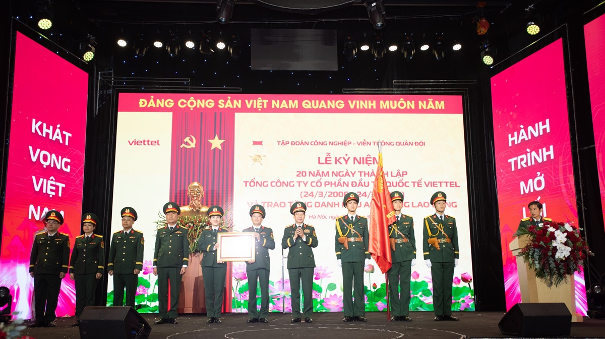 Viettel 20 năm, từ "đầu tư ra nước ngoài" sang "chiến lược kinh doanh toàn cầu" 1 Viettel 20 năm, từ "đầu tư ra nước ngoài" sang "chiến lược kinh doanh toàn cầu" - Anh 2 Viettel Global nhan danh hieu Anh hung lao dong tu Dai tuong Phan Van Giang