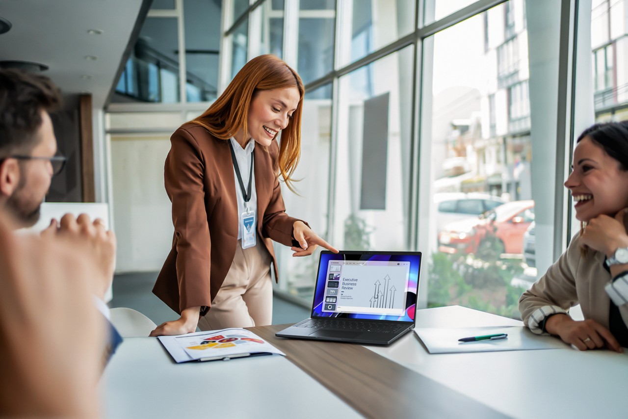 Dell ra mắt dải laptop và PC mỏng nhẹ mới, hỗ trợ AI tốt - Dell Pro 14 Premium Lifestyle 1