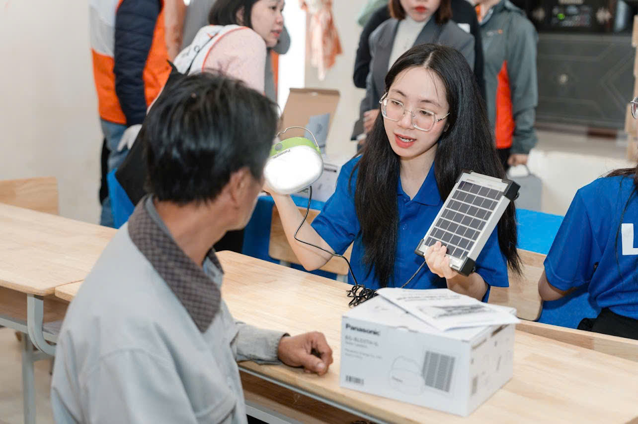 Panasonic Việt Nam trao tặng 510 đèn năng lượng mặt trời cho người dân ở biên giới tỉnh Quảng Trị  - TNV Gen G truc tiep huong dan su dung den cho ba con