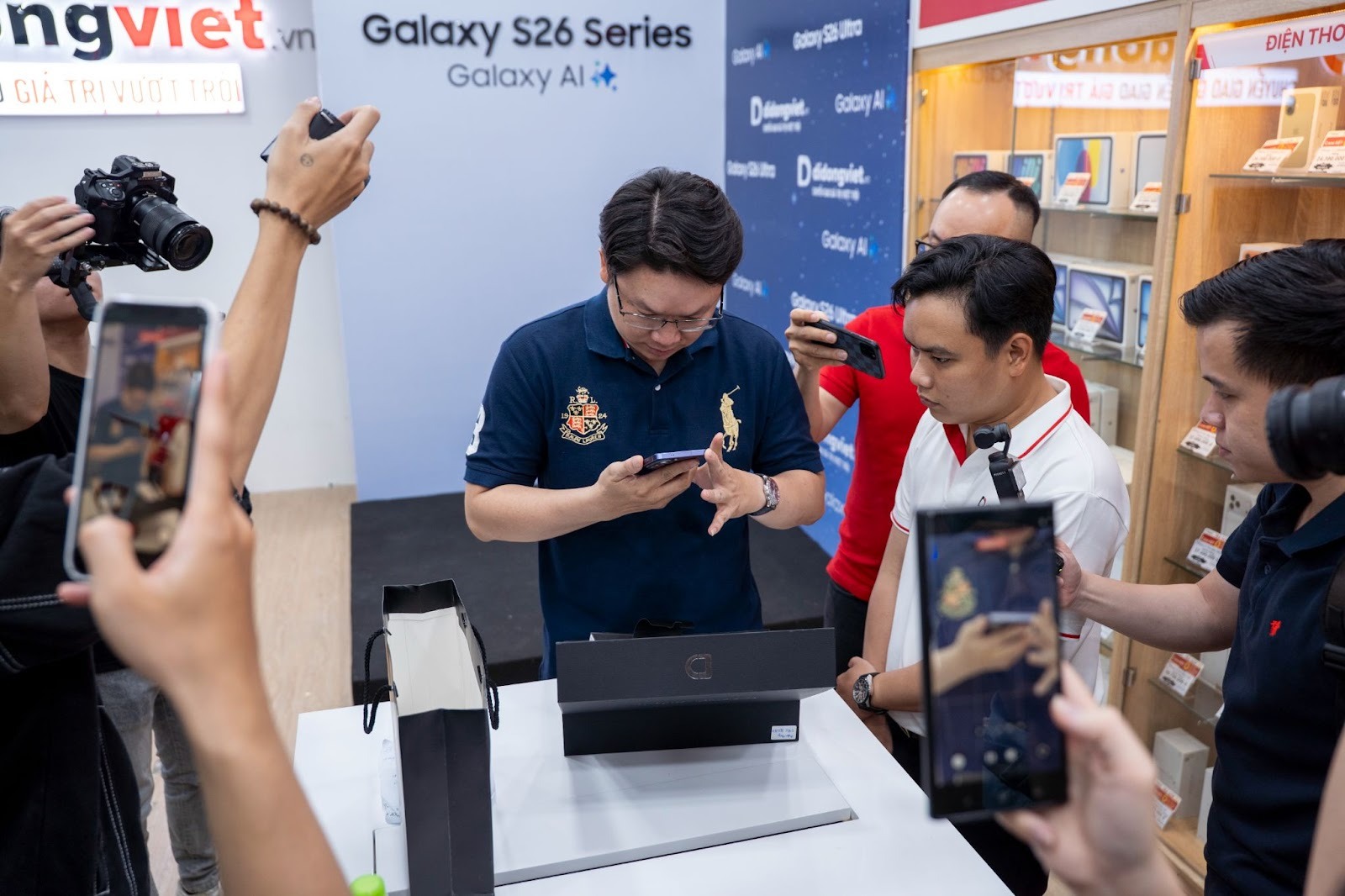 Di Động Việt trả hàng và mở bán Galaxy S26 series xuyên đêm, quà tặng giá trị cho người đặt sớm - image 11