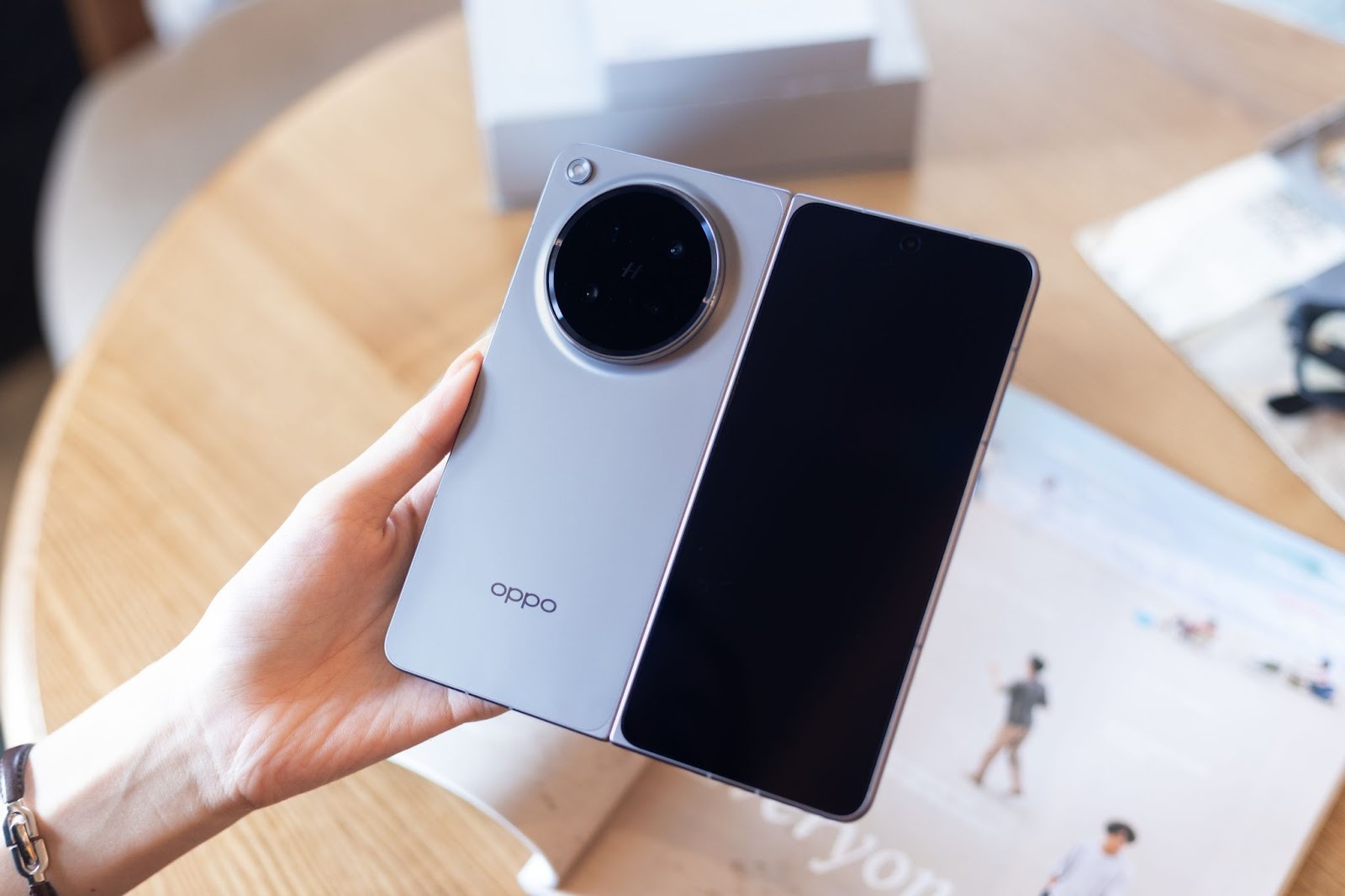 OPPO Find N6: Văn phòng và studio nghệ thuật giao thoa trong một kiệt tác gập - image 47