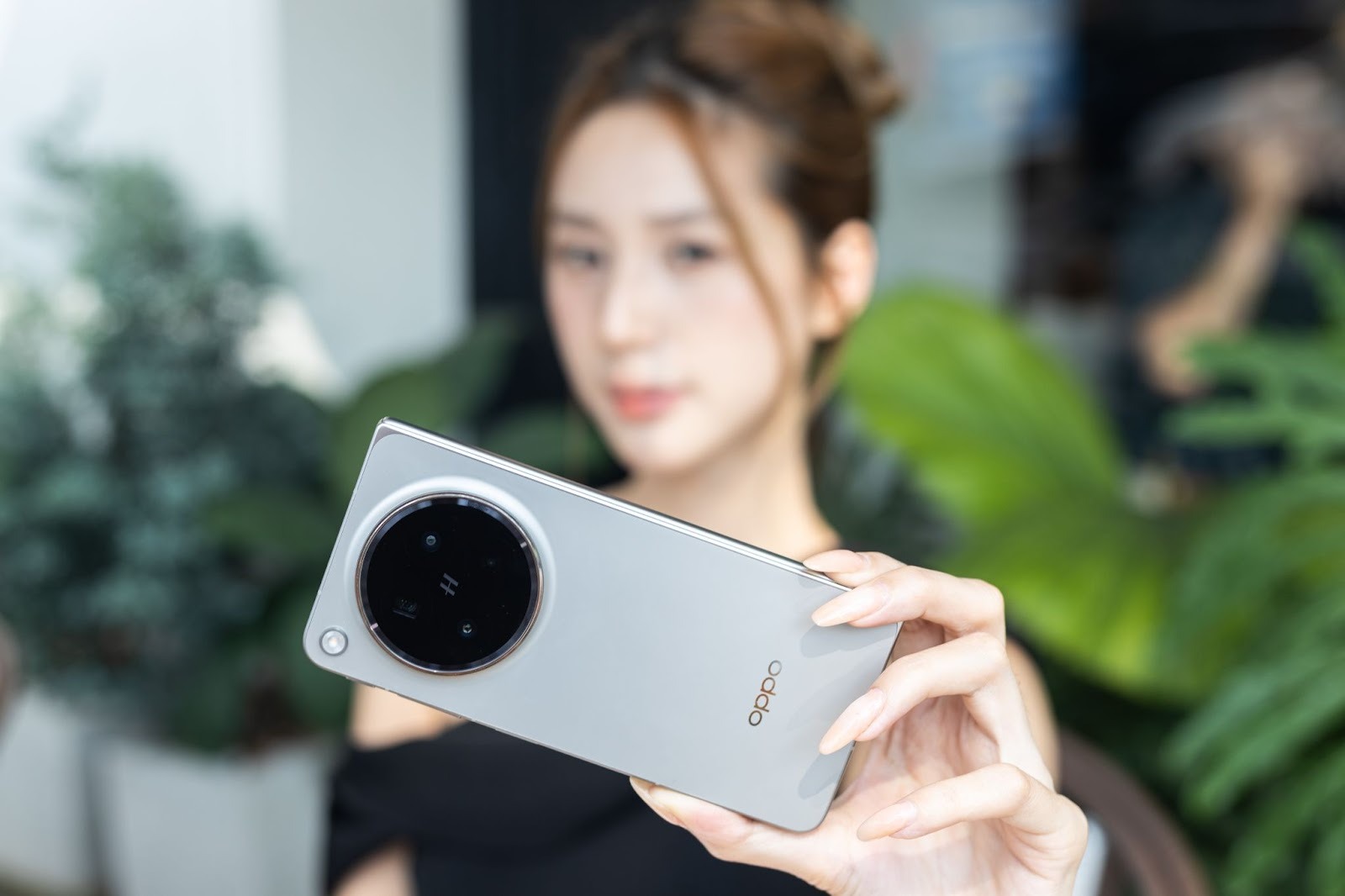 OPPO Find N6: Văn phòng và studio nghệ thuật giao thoa trong một kiệt tác gập - image 50