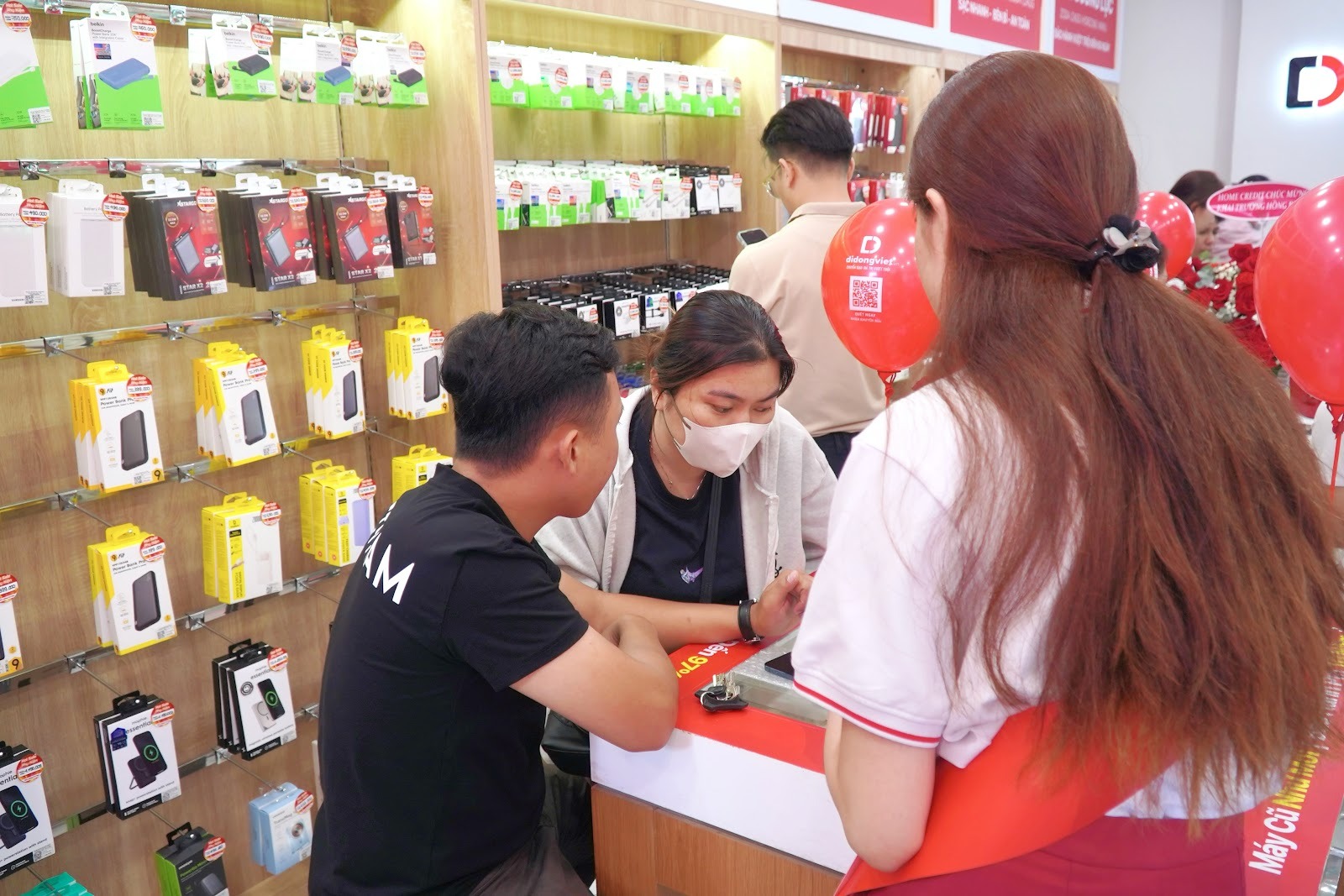 Di Động Việt khai trương cửa hàng mới ở Phan Đăng Lưu, TP.HCM - image