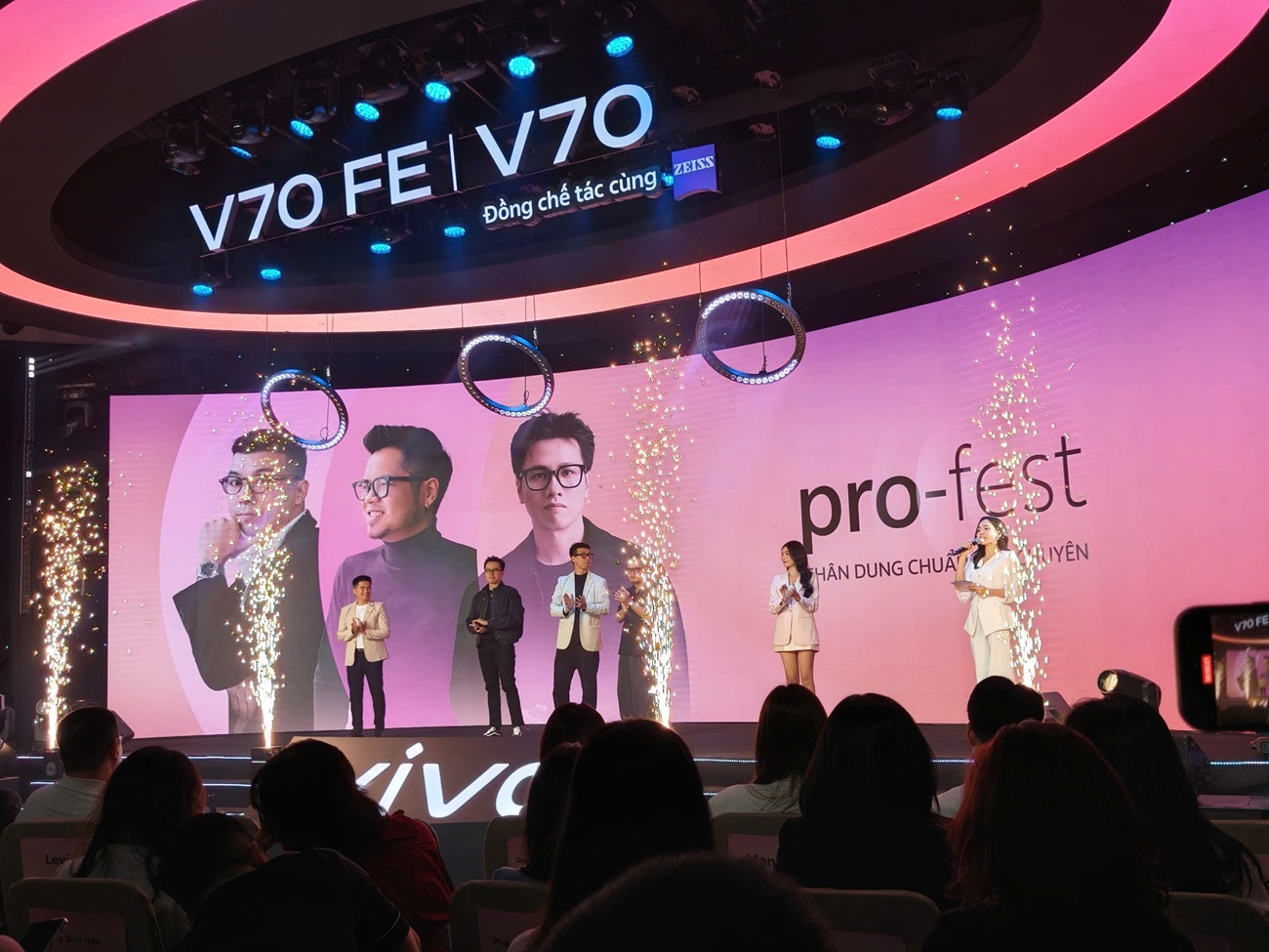 vivo ra mắt bộ đôi V70 và V70 FE: Chụp ảnh AI sắc nét, tự nhiên điện ảnh, pin khủng 7000mAh - z7659939926963 b2e9025fe14f055a0fa63868deb23d42