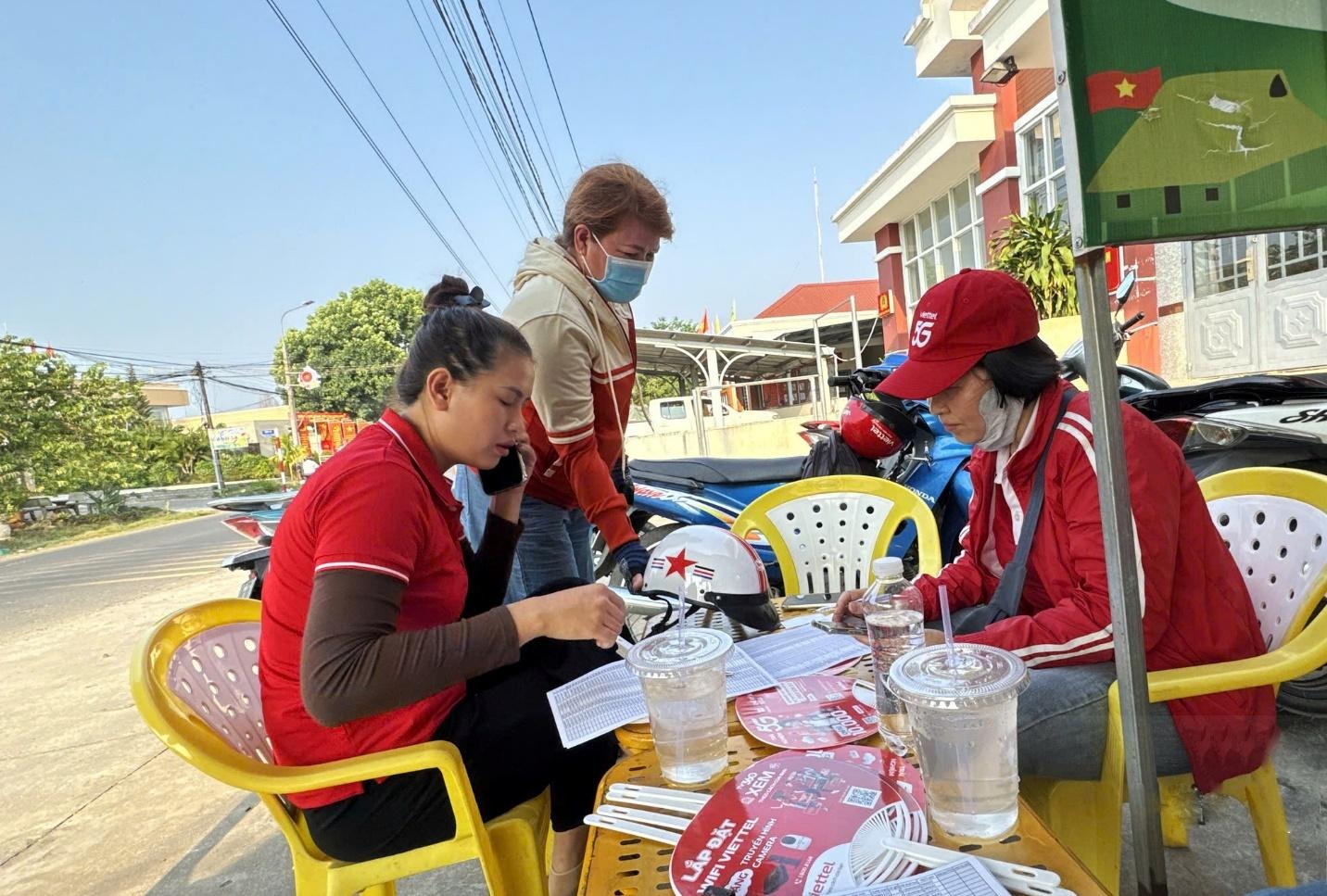 Viettel hỗ trợ khách hàng xác thực thông tin thuê bao nhanh chóng và thuận tiện - image 20