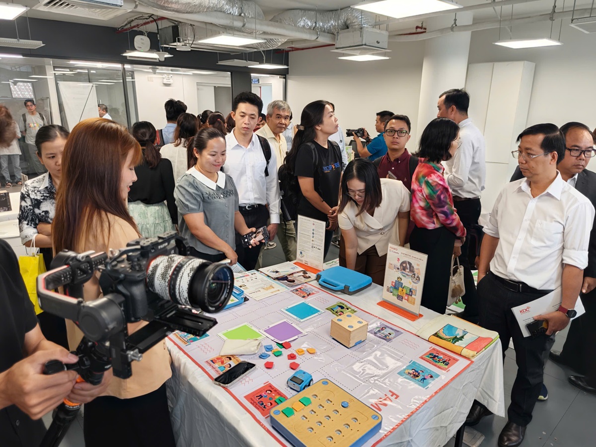 EDTECH Việt Nam 2026 mang đến trải nghiệm "chạm AI" các mô phỏng thí nghiệm khoa học và thực chiến - z7712238584138 178f8be28c9ad53458878cda3111dd95