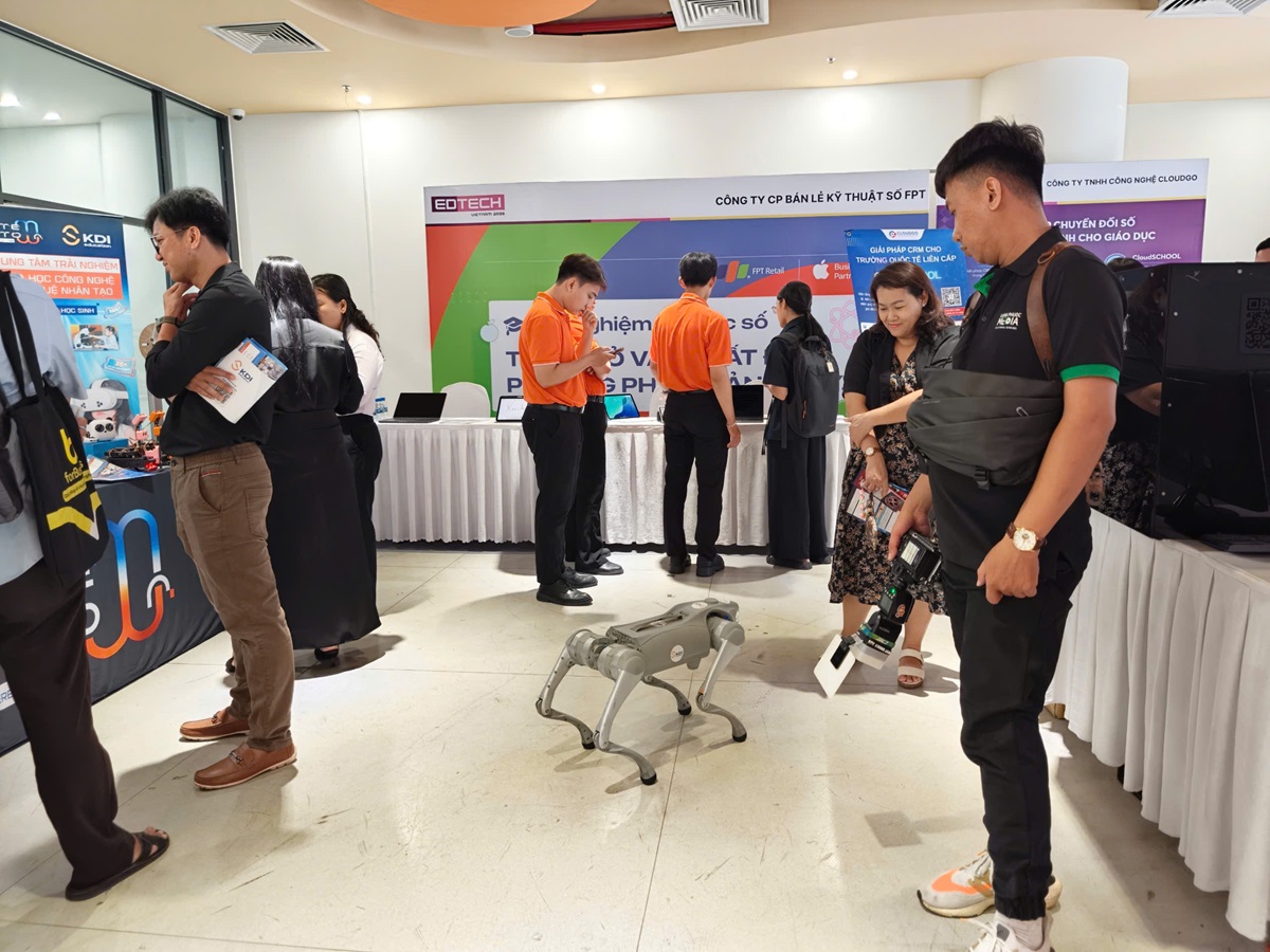 EDTECH Việt Nam 2026 mang đến trải nghiệm "chạm AI" các mô phỏng thí nghiệm khoa học và thực chiến - z7712475048281 63d53bf981d52e5d458a3950c88c3b8f