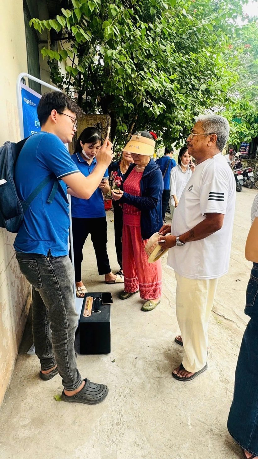 Ngày đầu chuẩn hoá thông tin thuê bao di động, đông đảo khách hàng đến xác thực - z7726795088620 2c5d09c8caf2b1ab434d5a4c6ff73098