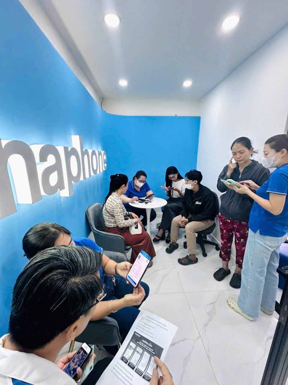 Ngày đầu chuẩn hoá thông tin thuê bao di động, đông đảo khách hàng đến xác thực - z7727329717536 61be3f37f37f5a4b2b75cdd8c2640ee4