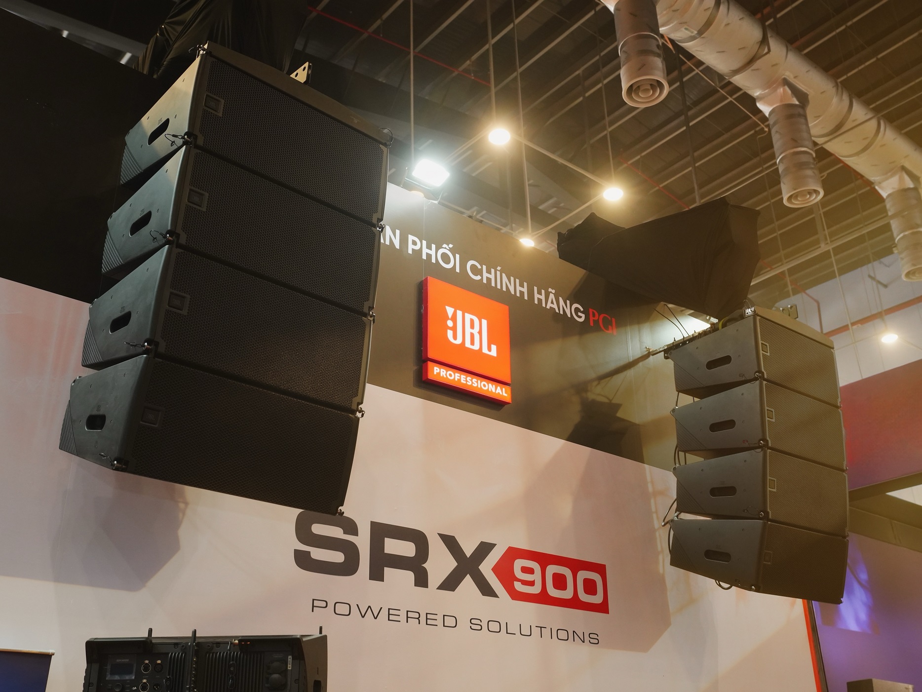 PGI trình diễn JBL SRX900 Series cùng giải pháp AV tích hợp đa ứng dụng tại PLASE Show 2026 - 1. Line Array JBL SRX900 1