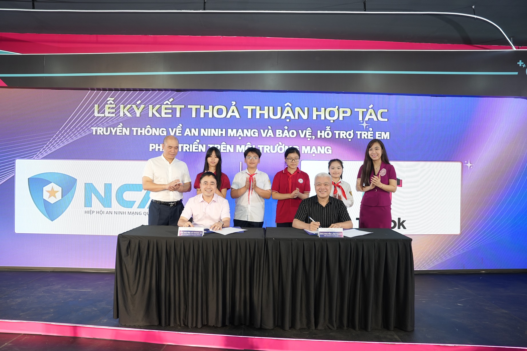 “Thiếu niên nói 2026", Hiệp hội An ninh mạng Quốc gia, TikTok và MSD hợp tác thúc đẩy an toàn số cho thanh thiếu niên Việt Nam 1 “Thiếu niên nói 2026", Hiệp hội An ninh mạng Quốc gia, TikTok và MSD hợp tác thúc đẩy an toàn số cho thanh thiếu niên Việt Nam - 1.1 Hiep hoi An ninh mang Quoc gia va TikTok chinh thuc ky ket Bien ban ghi nho MOU ve viec phoi hop trien khai cac hoat dong truyen thong ve an ninh mang hien thuc hoa cam ket dam bao an toan cong dong
