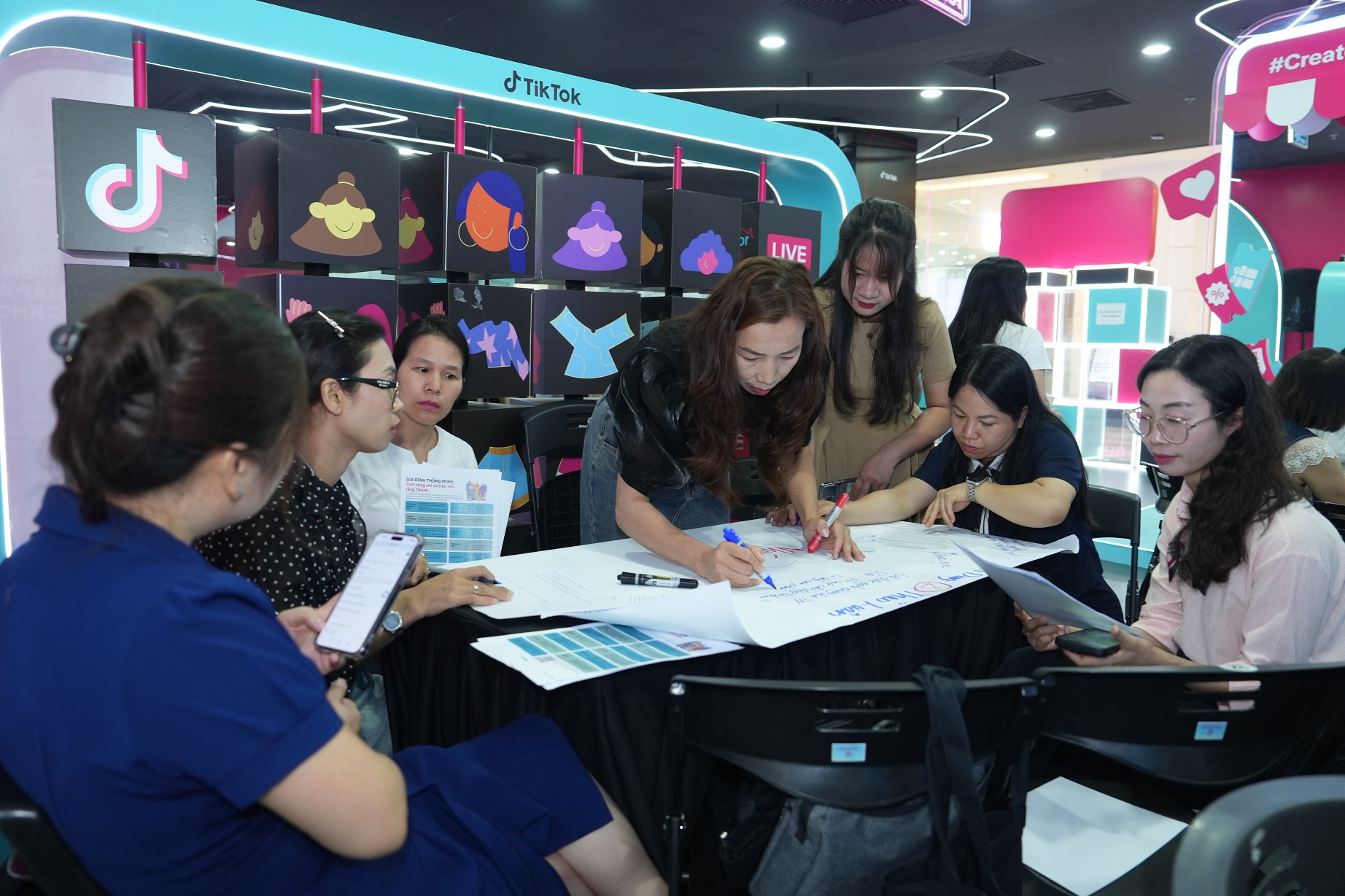 “Thiếu niên nói 2026", Hiệp hội An ninh mạng Quốc gia, TikTok và MSD hợp tác thúc đẩy an toàn số cho thanh thiếu niên Việt Nam 2 “Thiếu niên nói 2026", Hiệp hội An ninh mạng Quốc gia, TikTok và MSD hợp tác thúc đẩy an toàn số cho thanh thiếu niên Việt Nam - 4.5 Phu huynh va cac thanh thieu nien tham gia trai nghiem va phan bien dong thiet ke giai phap ve an toan so suc khoe so ung dung AI an toan co trach nhiem