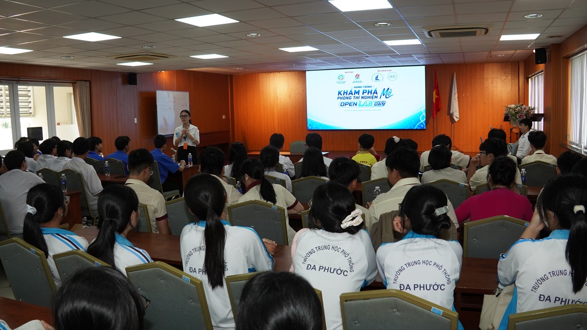 TP.HCM khởi động hành trình "Khám phá Phòng thí nghiệm Mở", tăng tương tác và trải nghiệm thực hành cho HS-SV 1 TP.HCM khởi động hành trình "Khám phá Phòng thí nghiệm Mở", tăng tương tác và trải nghiệm thực hành cho HS-SV - DSC02952