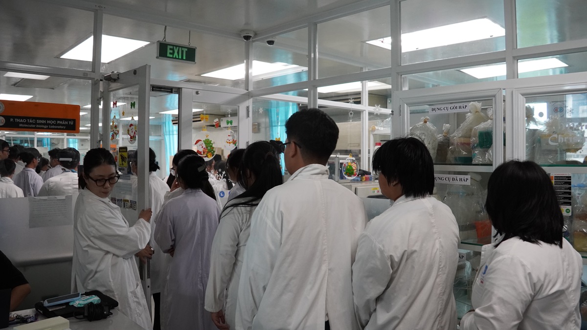 TP.HCM khởi động hành trình "Khám phá Phòng thí nghiệm Mở", tăng tương tác và trải nghiệm thực hành cho HS-SV 3 TP.HCM khởi động hành trình "Khám phá Phòng thí nghiệm Mở", tăng tương tác và trải nghiệm thực hành cho HS-SV - DSC02968
