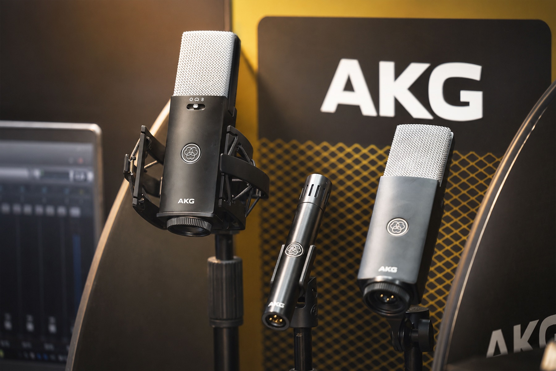 PGI trình diễn JBL SRX900 Series cùng giải pháp AV tích hợp đa ứng dụng tại PLASE Show 2026 - Giai phap phong thu AKG 3