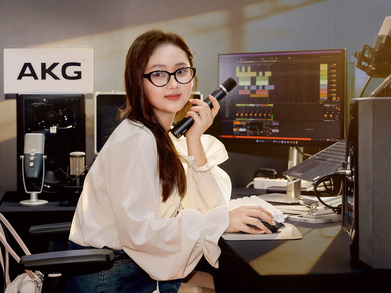 PGI trình diễn JBL SRX900 Series cùng giải pháp AV tích hợp đa ứng dụng tại PLASE Show 2026 - Giai phap phong thu AKG 4