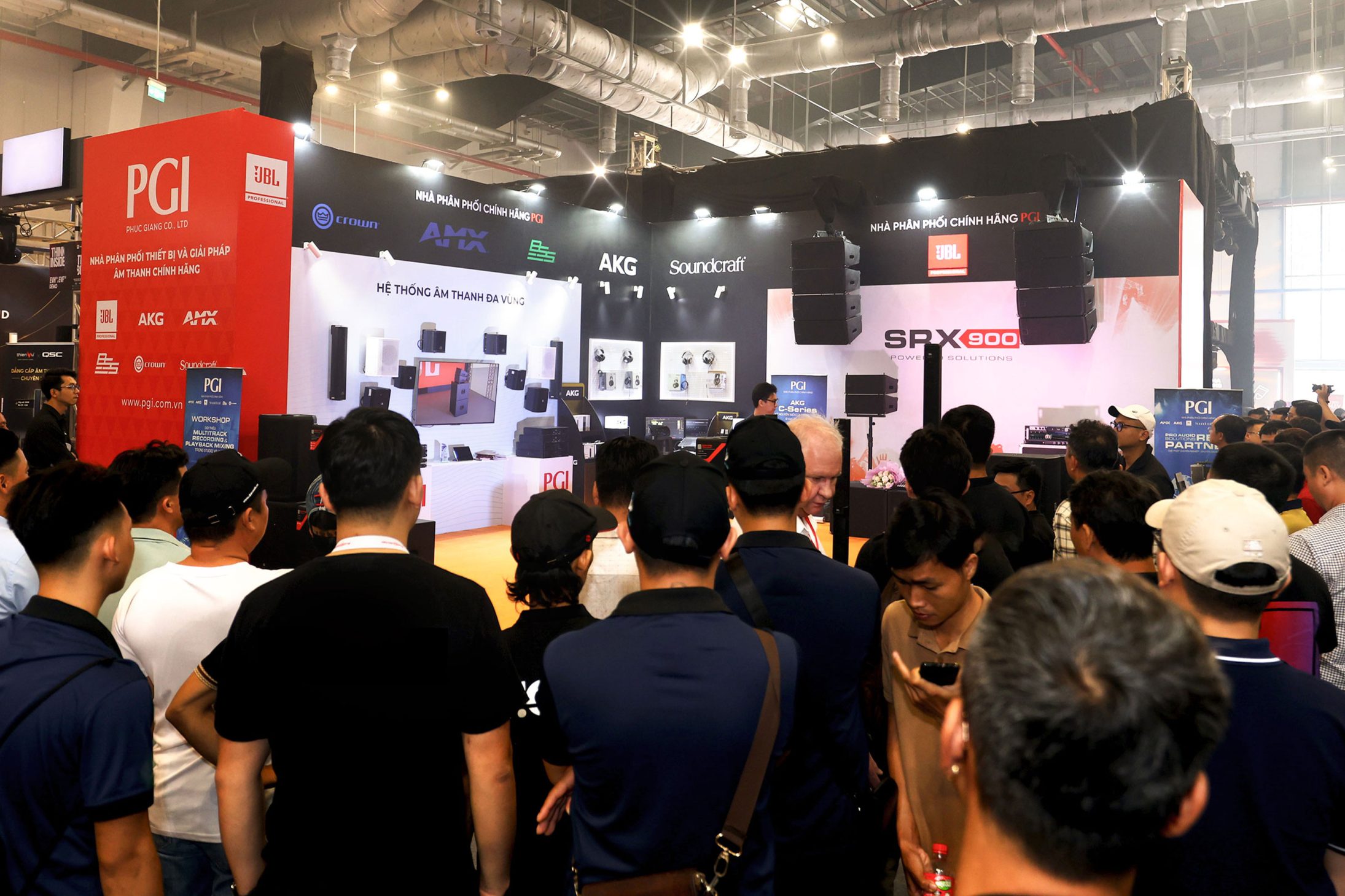 PGI trình diễn JBL SRX900 Series cùng giải pháp AV tích hợp đa ứng dụng tại PLASE Show 2026 - Khu vuc PGI 2