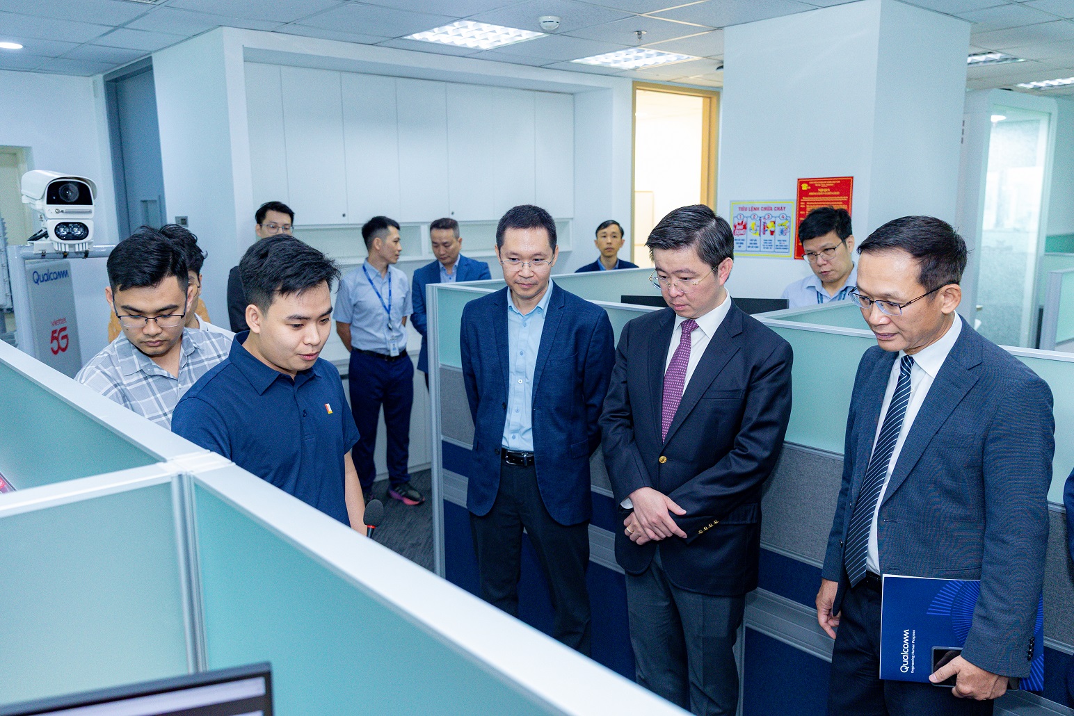 Qualcomm khai trương Trung tâm Nghiên cứu & Phát triển, thúc đẩy đổi mới sáng tạo về công nghệ bán dẫn, tại Hà Nội - Mr. Bui Hoang Phuong Vice Minister of Science and Technology visits Qualcomms newly inaugurated RD Center in Hanoi