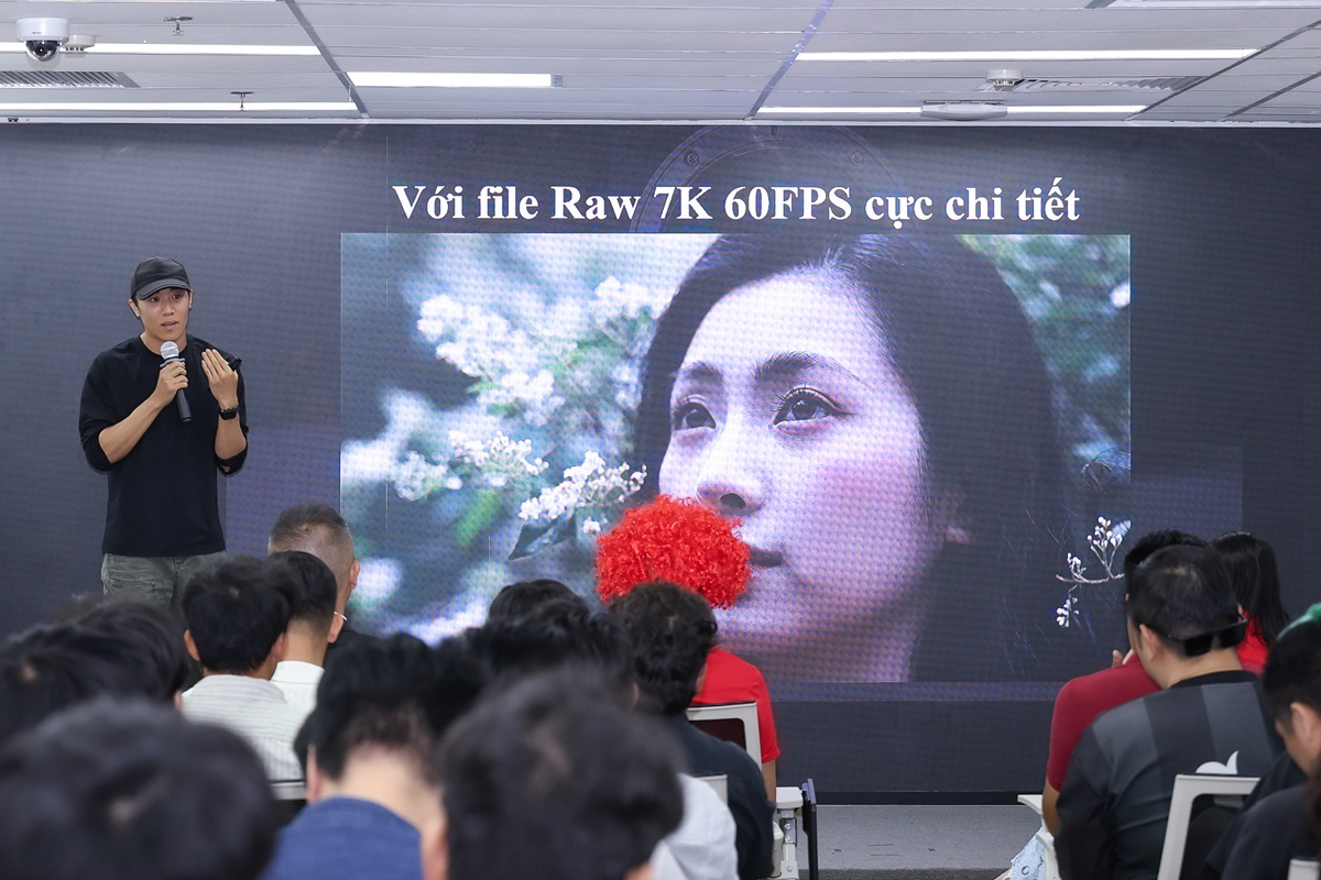 Thỏa sức sáng tạo với máy quay Canon EOS R6 V cùng ống kính Power Zoom, giá hợp lý 5 Thỏa sức sáng tạo với máy quay Canon EOS R6 V cùng ống kính Power Zoom, giá hợp lý - R63 8925
