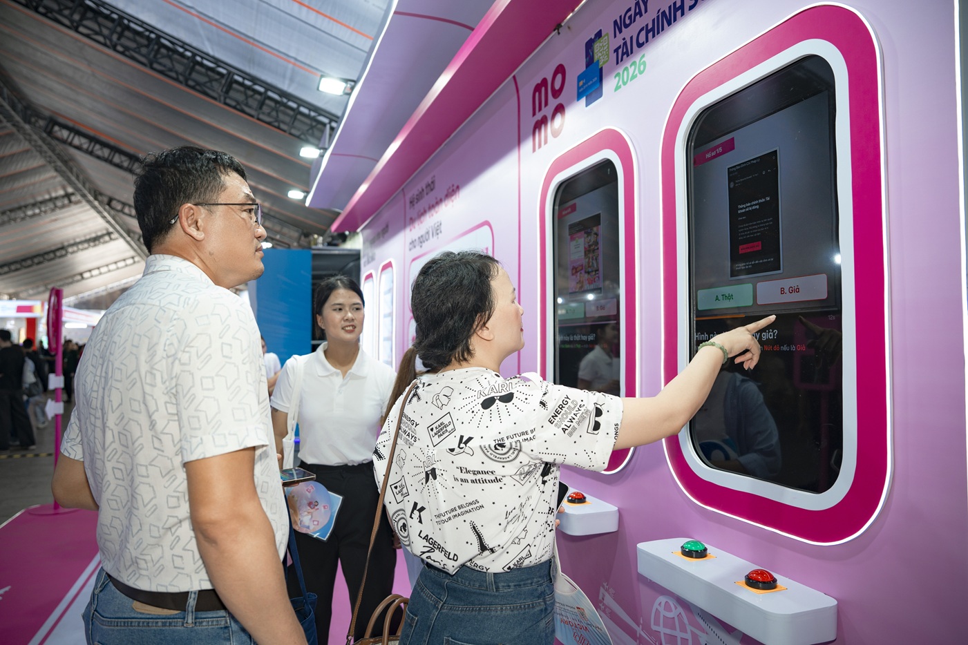 Ngày Tài chính số 2026, MoMo khẳng định vai trò fintech kết nối hệ sinh thái tài chính số toàn diện - 2.1. Nguoi dung tuong tac tai booth MoMo