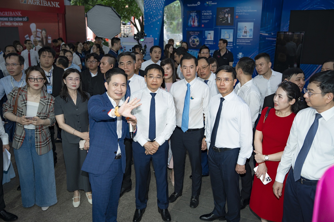 Ngày Tài chính số 2026, MoMo khẳng định vai trò fintech kết nối hệ sinh thái tài chính số toàn diện - 4. Ong Nguyen Ba Diep gioi thieu giai phap thanh toan cua MoMo