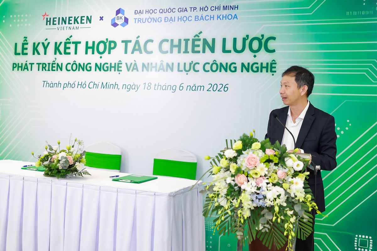 HEINEKEN Việt Nam và Trường Đại học Bách Khoa TP.HCM hợp tác triển khai ứng dụng robot hình người vào sản xuất bia 2 HEINEKEN Việt Nam và Trường Đại học Bách Khoa TP.HCM hợp tác triển khai ứng dụng robot hình người vào sản xuất bia - 6.Ong Pham Tran Vu Pho Giao su Tien si Pho Hieu truong Truong Dai hoc Bach Khoa DHQG TP.HCM 1 .JPG.JPG