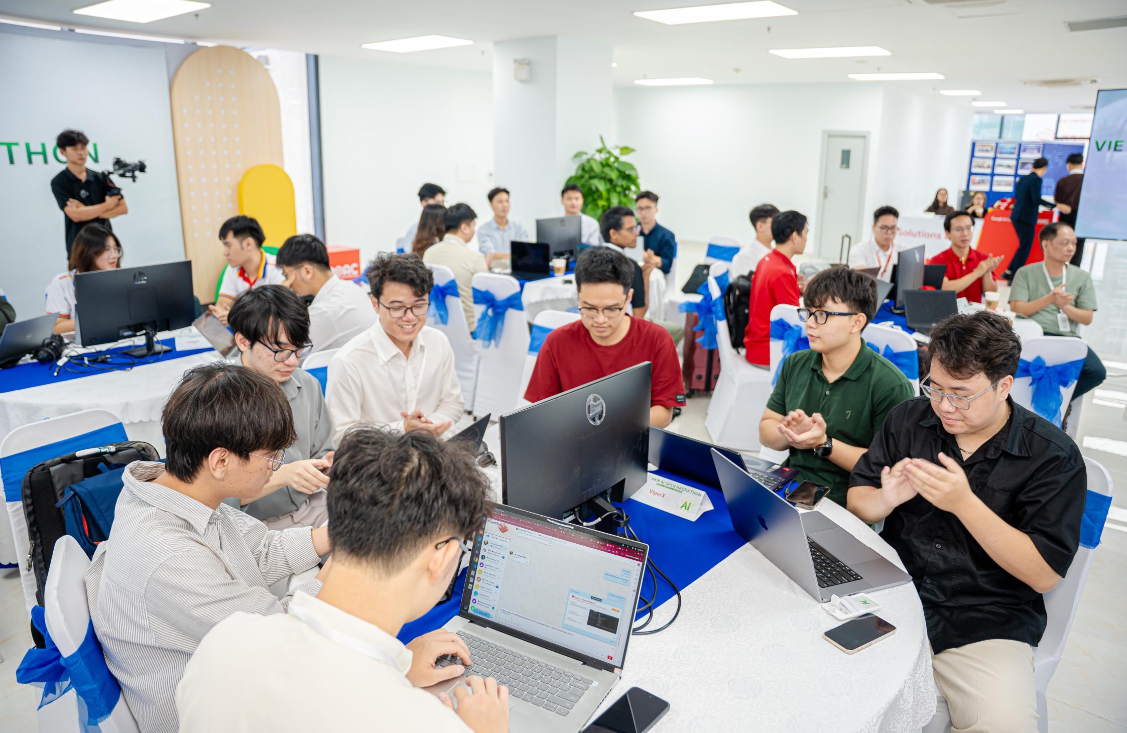 Viettel khởi động Vietnam AI Open Hackathon 2026 cùng NVIDIA, mở cửa “siêu máy tính AI” cho các nhóm nghiên cứu 1 Viettel khởi động Vietnam AI Open Hackathon 2026 cùng NVIDIA, mở cửa “siêu máy tính AI” cho các nhóm nghiên cứu - Anh 3 8