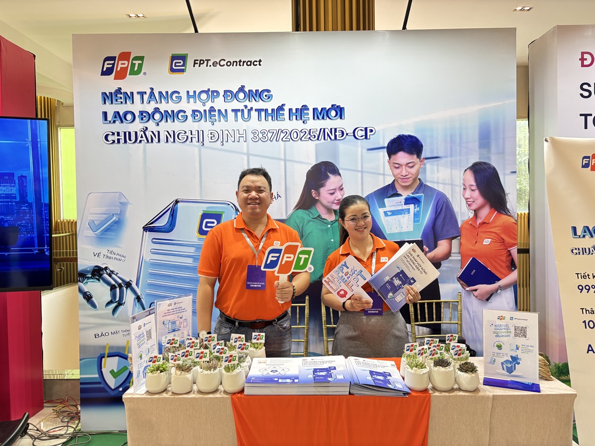 Triển khai hợp đồng lao động điện tử - cơ hội và khó khăn của doanh nghiệp - Anh 4.2 FPT gioi thieu FPT.eContract tai gian hang trien lam Nen tang hop dong lao dong dien tu the he moi – Chuan Nghi dinh 337 2025 ND CP