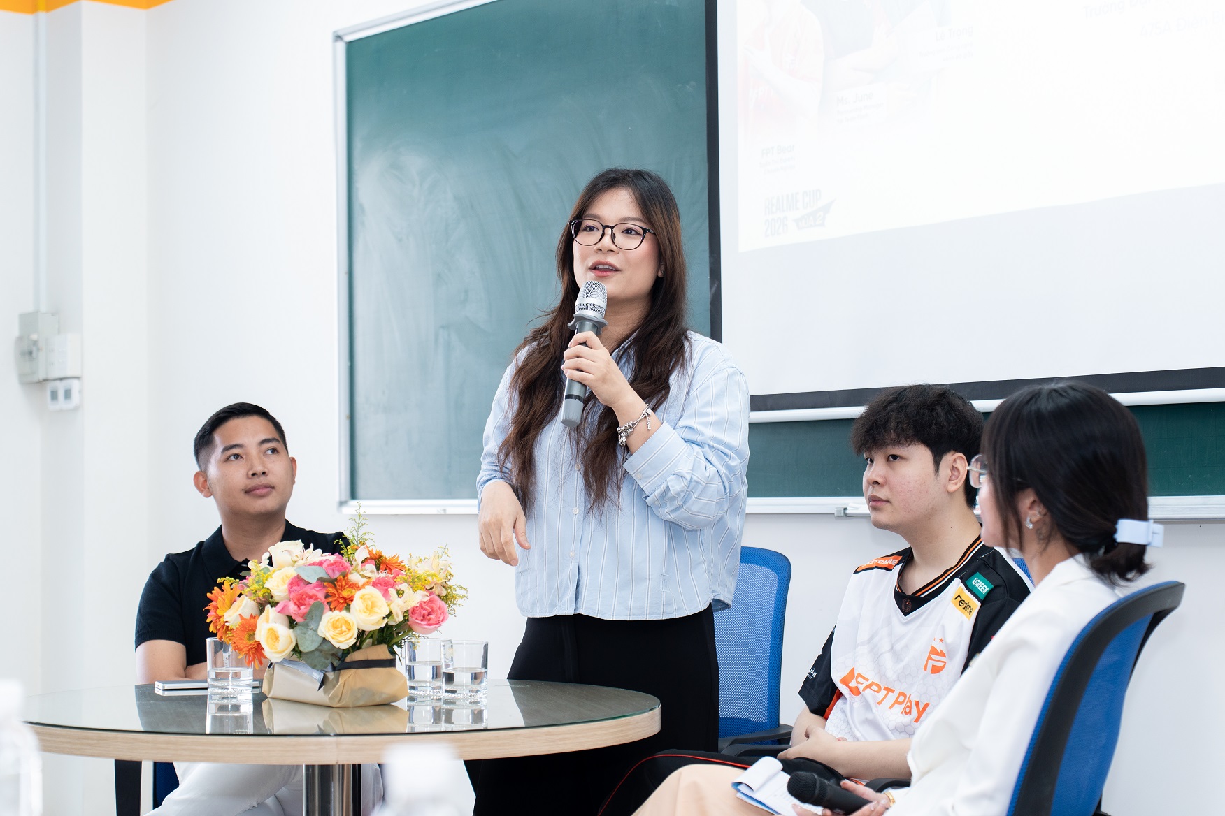 realme Cup 2026, 64 đội tuyển sinh viên tranh tài ở sàn đấu eSports chuyên nghiệp - Buoi Talkshow tai Truong Dai hoc Cong nghe Thanh pho Ho Chi Minh HUTECH voi su gop mat cua cac dien gia voi kinh nghiem nhieu nam trong linh vuc Esports chuyen nghiep