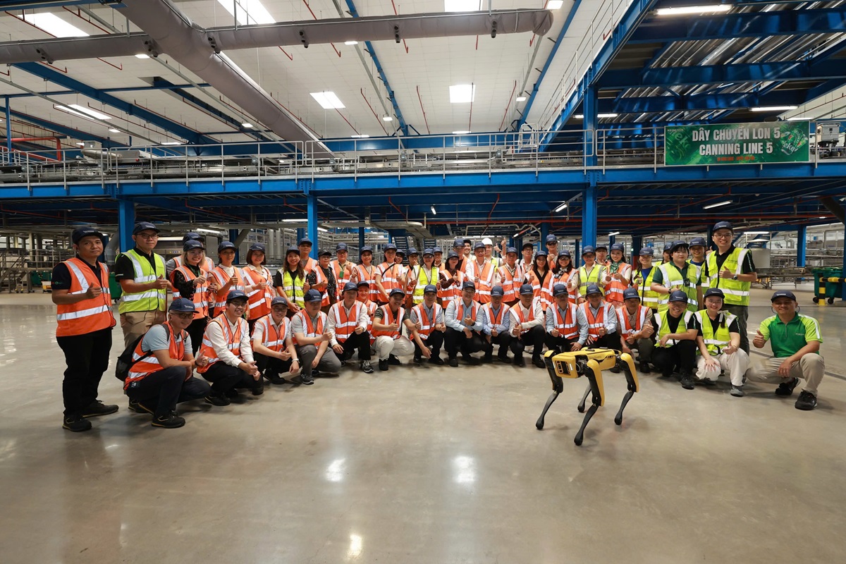 HEINEKEN Việt Nam và Trường Đại học Bách Khoa TP.HCM hợp tác triển khai ứng dụng robot hình người vào sản xuất bia 6 HEINEKEN Việt Nam và Trường Đại học Bách Khoa TP.HCM hợp tác triển khai ứng dụng robot hình người vào sản xuất bia - Doan tham quan chup hinh luu niem cung Robodog