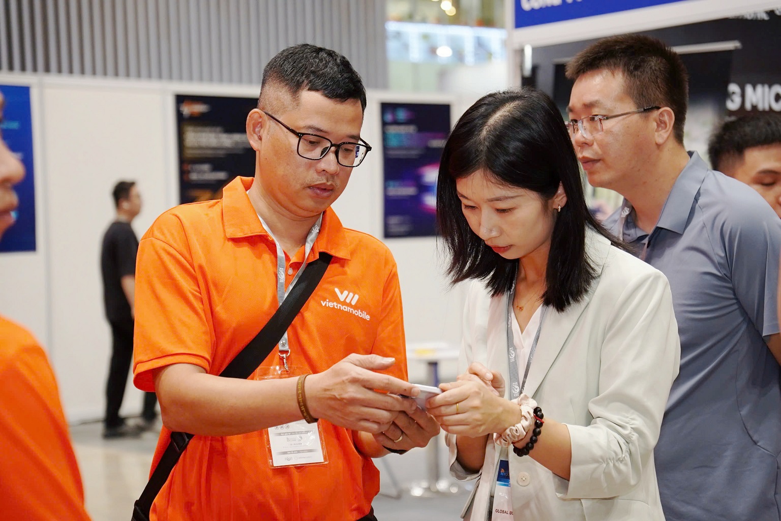 Hệ sinh thái giải pháp số mới dành cho doanh nghiệp của Vietnamobile ra mắt tại Vietnam ICTCOMM 2026 - Dội ngũ Vietnamobile tư vấn các giải pháp công nghệ cho khách hàng
