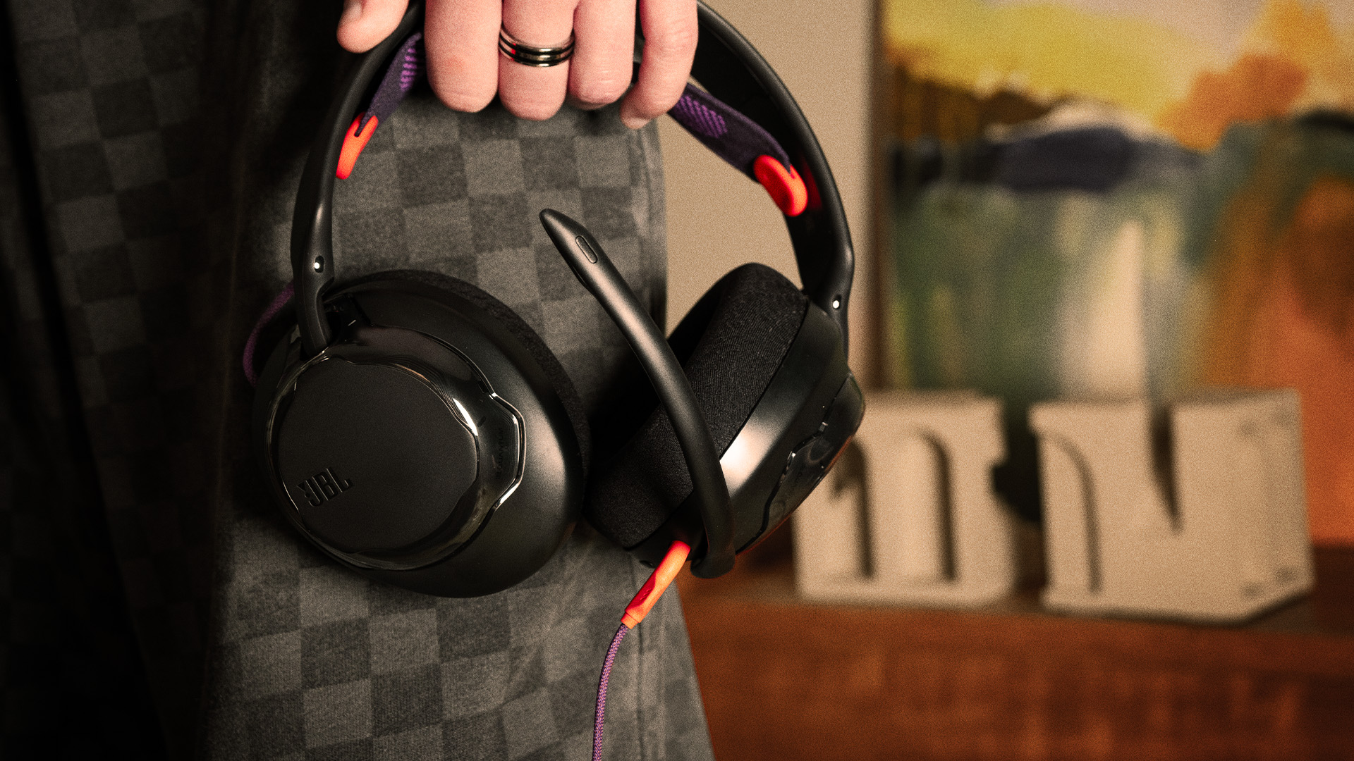 JBL Quantum Series, bộ ba tai nghe gaming khiến thế giới game bừng sức mạnh - LS JBL Quantum 250 Lifestyle