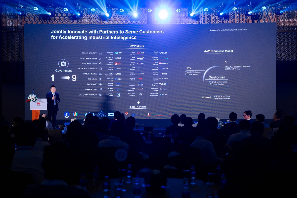 SEA Partner Summit 2026, Huawei cụ thể hóa khả năng tăng tốc trong kỷ nguyên AI cho khách hàng - Ong Jack Rong Pho Chu tich Huawei Dong Nam A phu trach khoi Huawei Enterprise chia se tai su kien 2