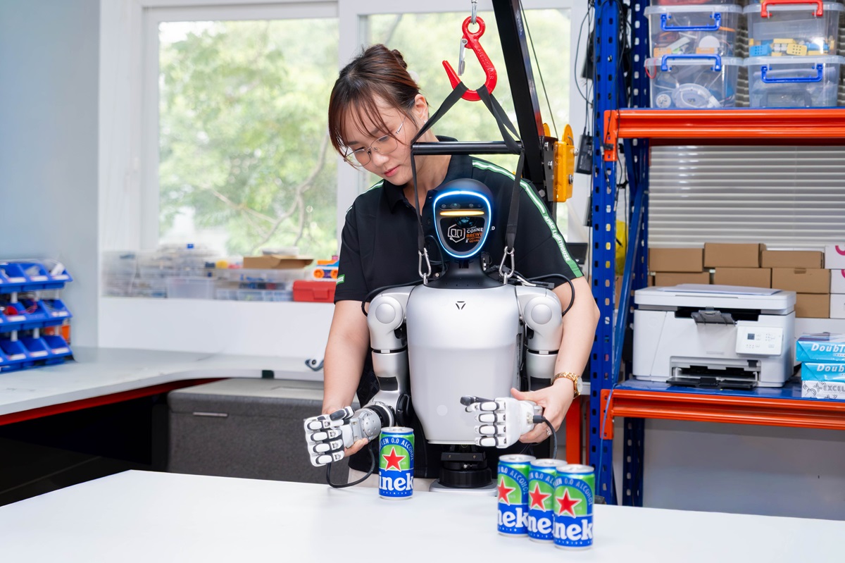 HEINEKEN Việt Nam và Trường Đại học Bách Khoa TP.HCM hợp tác triển khai ứng dụng robot hình người vào sản xuất bia 3 HEINEKEN Việt Nam và Trường Đại học Bách Khoa TP.HCM hợp tác triển khai ứng dụng robot hình người vào sản xuất bia - Robot hinh nguoi Unitree G1 thuc hien cac tac vu nhu boc xep thung hang do kien hang nang tu pallet va thao tac gap nap lon