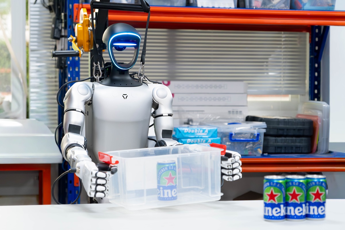 HEINEKEN Việt Nam và Trường Đại học Bách Khoa TP.HCM hợp tác triển khai ứng dụng robot hình người vào sản xuất bia 4 HEINEKEN Việt Nam và Trường Đại học Bách Khoa TP.HCM hợp tác triển khai ứng dụng robot hình người vào sản xuất bia - Robot hinh nguoi Unitree G1 thuc hien cac tac vu nhu boc xep thung hang