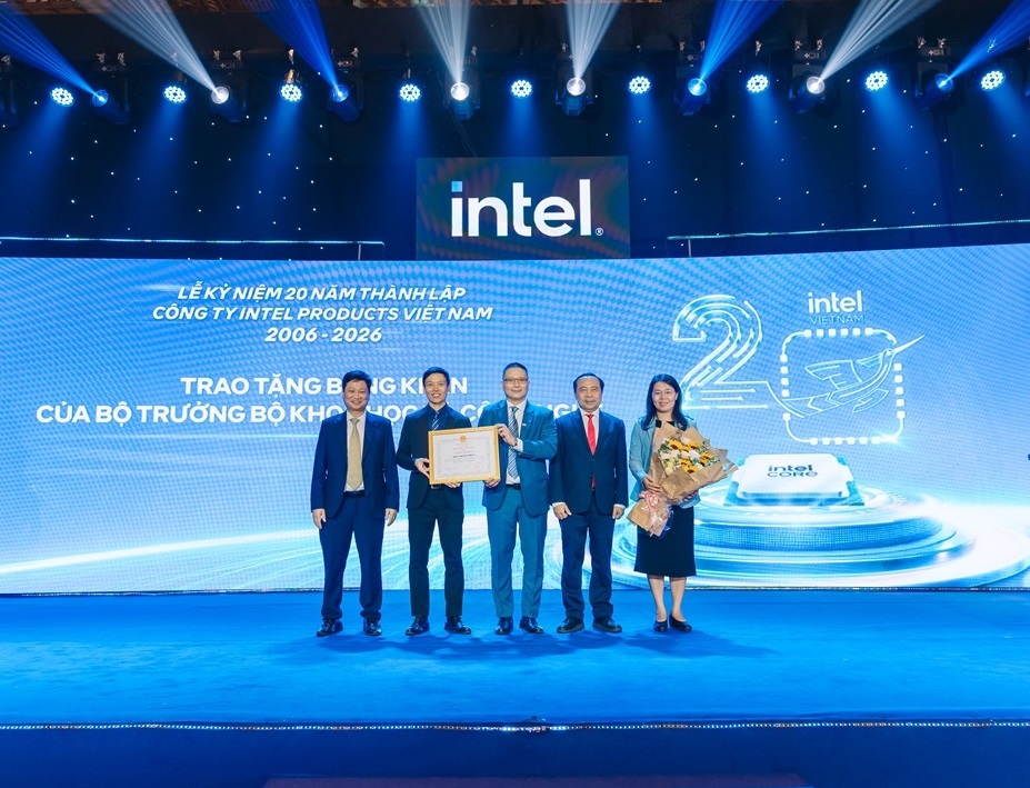 Từ tổng đầu tư 4,1 tỷ USD, nhà máy Intel tại Việt Nam đã xuất khẩu 110 tỷ USD, tạo 6.500 việc làm 5 Từ tổng đầu tư 4,1 tỷ USD, nhà máy Intel tại Việt Nam đã xuất khẩu 110 tỷ USD, tạo 6.500 việc làm - VIE00038