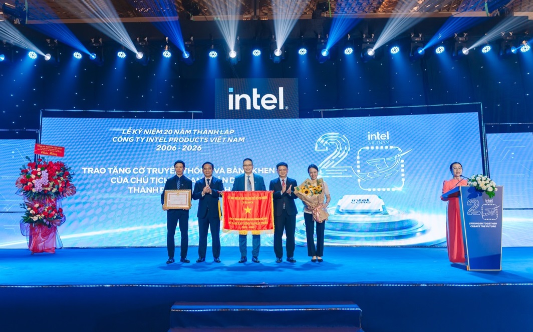 Từ tổng đầu tư 4,1 tỷ USD, nhà máy Intel tại Việt Nam đã xuất khẩu 110 tỷ USD, tạo 6.500 việc làm 6 Từ tổng đầu tư 4,1 tỷ USD, nhà máy Intel tại Việt Nam đã xuất khẩu 110 tỷ USD, tạo 6.500 việc làm - VIE00056