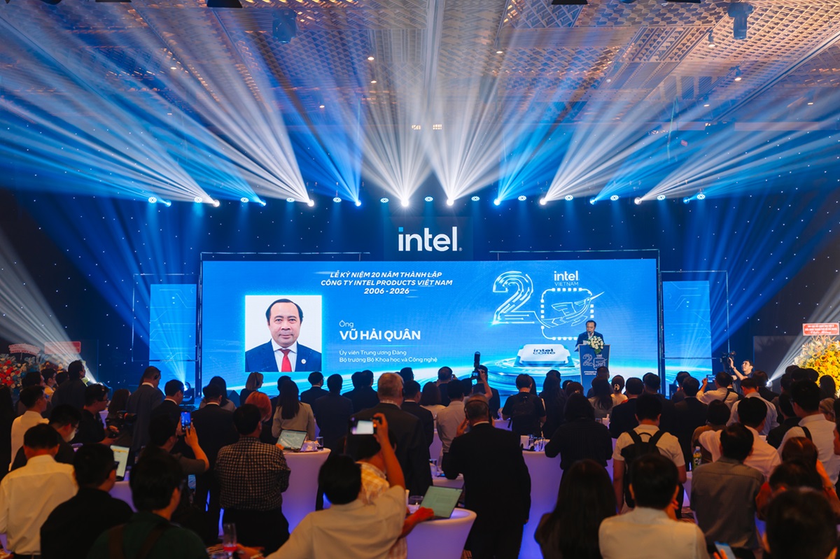 Từ tổng đầu tư 4,1 tỷ USD, nhà máy Intel tại Việt Nam đã xuất khẩu 110 tỷ USD, tạo 6.500 việc làm 3 Từ tổng đầu tư 4,1 tỷ USD, nhà máy Intel tại Việt Nam đã xuất khẩu 110 tỷ USD, tạo 6.500 việc làm - VIE00497