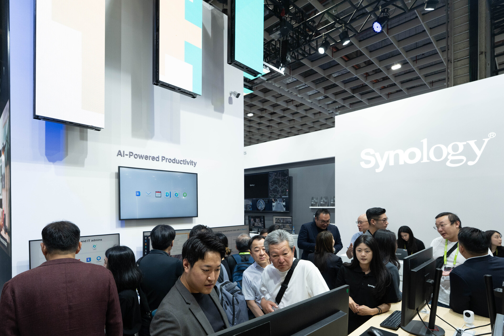 COMPUTEX 2026 - Synology giới thiệu loạt giải pháp bảo vệ dữ liệu và quản trị hạ tầng bằng AI 3 COMPUTEX 2026 - Synology giới thiệu loạt giải pháp bảo vệ dữ liệu và quản trị hạ tầng bằng AI - synology productivity ai 3