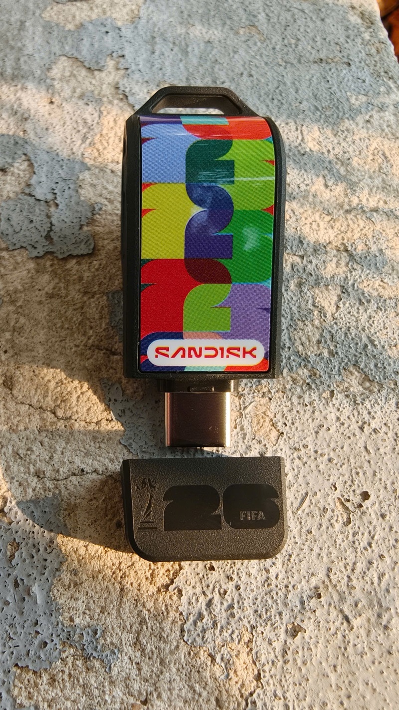 Nhanh tay sưu tập SanDisk USB-C Flash Drive phiên bản FIFA World Cup 2026 dành cho người hâm mộ bóng đá 2 Nhanh tay sưu tập SanDisk USB-C Flash Drive phiên bản FIFA World Cup 2026 dành cho người hâm mộ bóng đá - z7932601806010 7437509d44fb577e50f8d3de4d3ee896