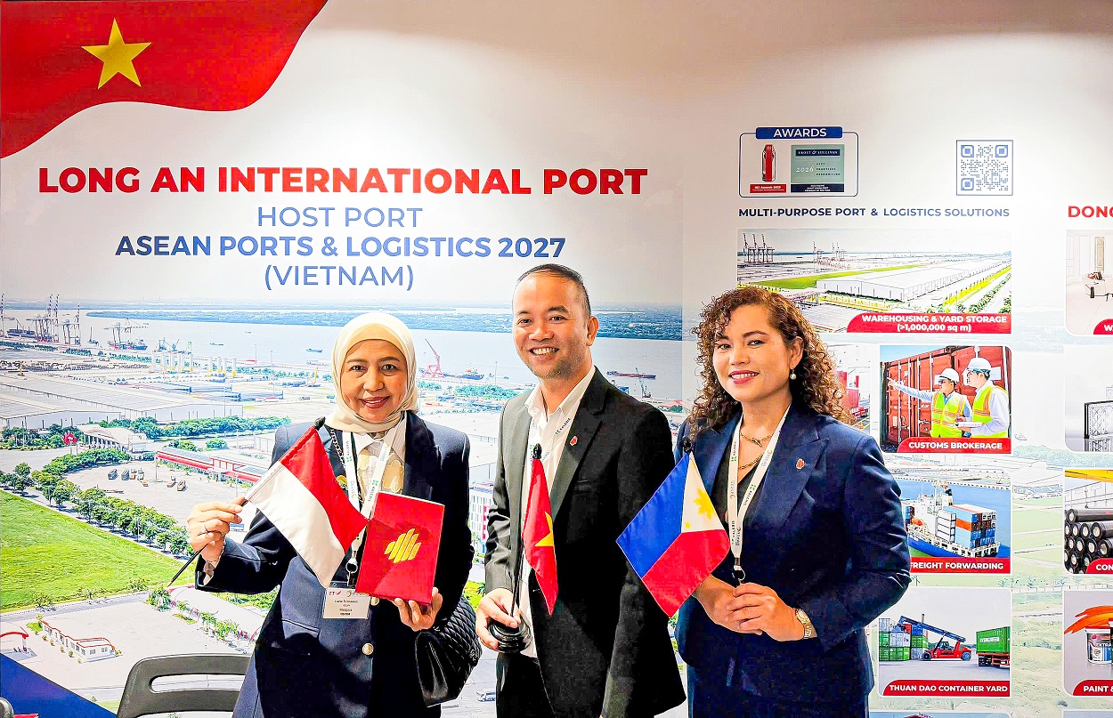 Cảng Quốc tế Long An nhận giải thưởng "Công ty Cảng xanh thông minh - 2026" 2 Cảng Quốc tế Long An nhận giải thưởng "Công ty Cảng xanh thông minh - 2026" - Cang Quoc te Long An ket noi voi cac doi tac tai ASEAN Ports Logistics 2026 2