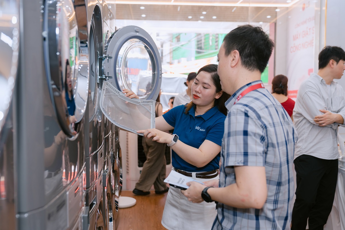 LG khai trương cửa hàng giặt sấy thông minh Bee Laundry tại Hà Nội - Dối tác và khách hàng trải nghiệm sản phẩm tại sự kiện 1