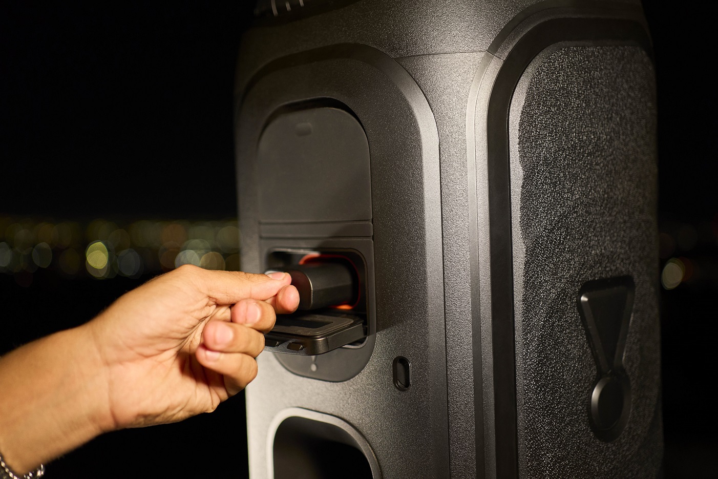 Thế hệ PartyBox mới với AI Sound Boost và thiết kế lục giác chất chơi của JBL đã ra mắt 8 Thế hệ PartyBox mới với AI Sound Boost và thiết kế lục giác chất chơi của JBL đã ra mắt -