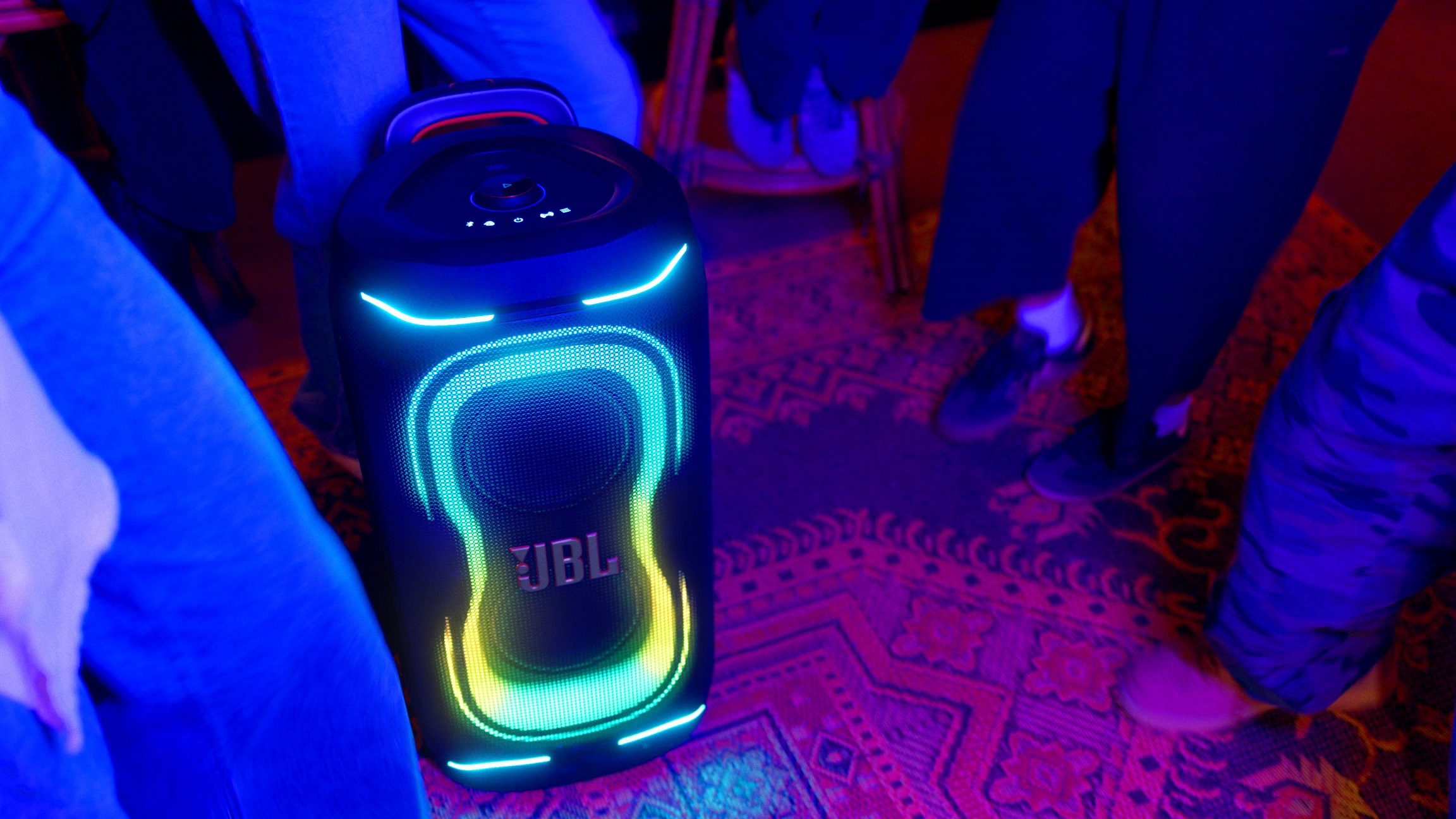 Thế hệ PartyBox mới với AI Sound Boost và thiết kế lục giác chất chơi của JBL đã ra mắt 3 Thế hệ PartyBox mới với AI Sound Boost và thiết kế lục giác chất chơi của JBL đã ra mắt -