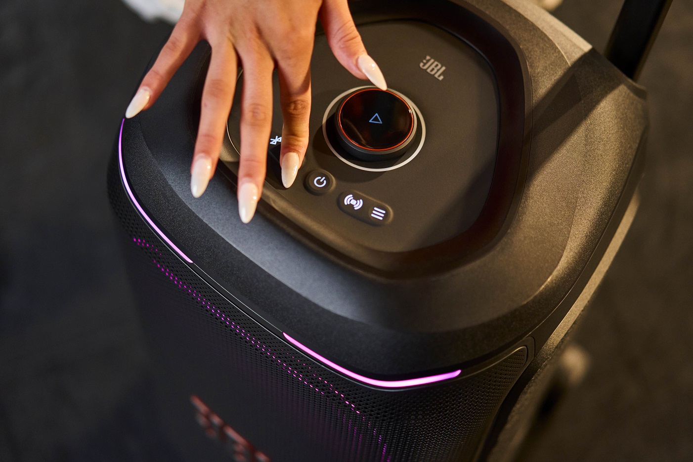 Thế hệ PartyBox mới với AI Sound Boost và thiết kế lục giác chất chơi của JBL đã ra mắt 4 Thế hệ PartyBox mới với AI Sound Boost và thiết kế lục giác chất chơi của JBL đã ra mắt -