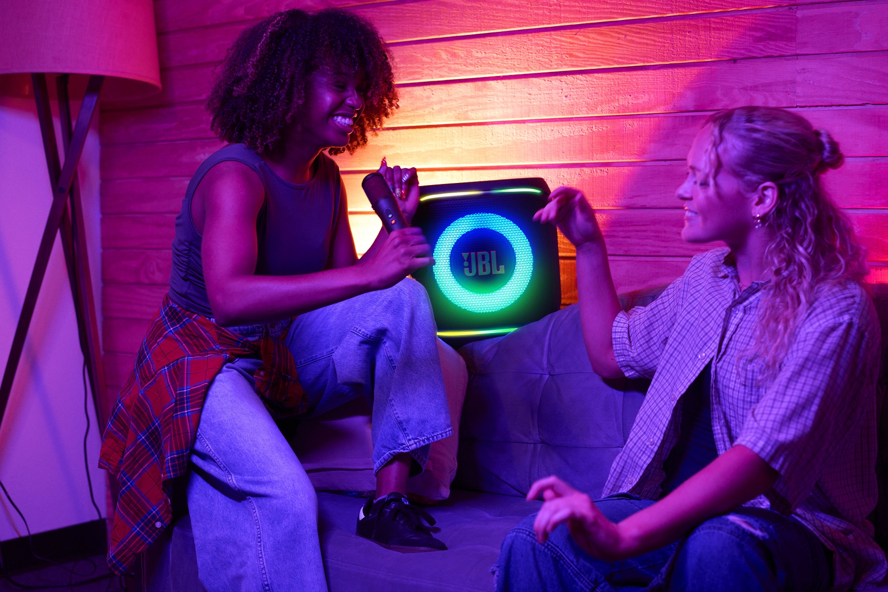 Loa PartyBox mới của JBL có công nghệ AI tách giọng hát theo thời gian thực, mọi nơi đều là sân khấu 2 Loa PartyBox mới của JBL có công nghệ AI tách giọng hát theo thời gian thực, mọi nơi đều là sân khấu -