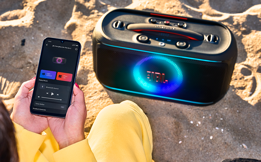 Loa PartyBox mới của JBL có công nghệ AI tách giọng hát theo thời gian thực, mọi nơi đều là sân khấu 4 Loa PartyBox mới của JBL có công nghệ AI tách giọng hát theo thời gian thực, mọi nơi đều là sân khấu - LS JBL PartyBox On the Go 2 Plus Lifestyle 02