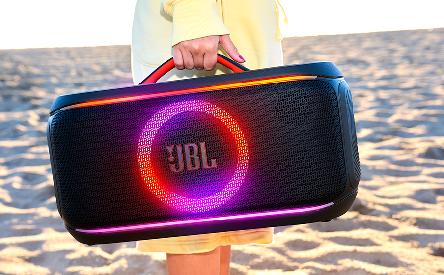 Loa PartyBox mới của JBL có công nghệ AI tách giọng hát theo thời gian thực, mọi nơi đều là sân khấu 3 Loa PartyBox mới của JBL có công nghệ AI tách giọng hát theo thời gian thực, mọi nơi đều là sân khấu - LS JBL PartyBox On the Go 2 Plus Lifestyle 03