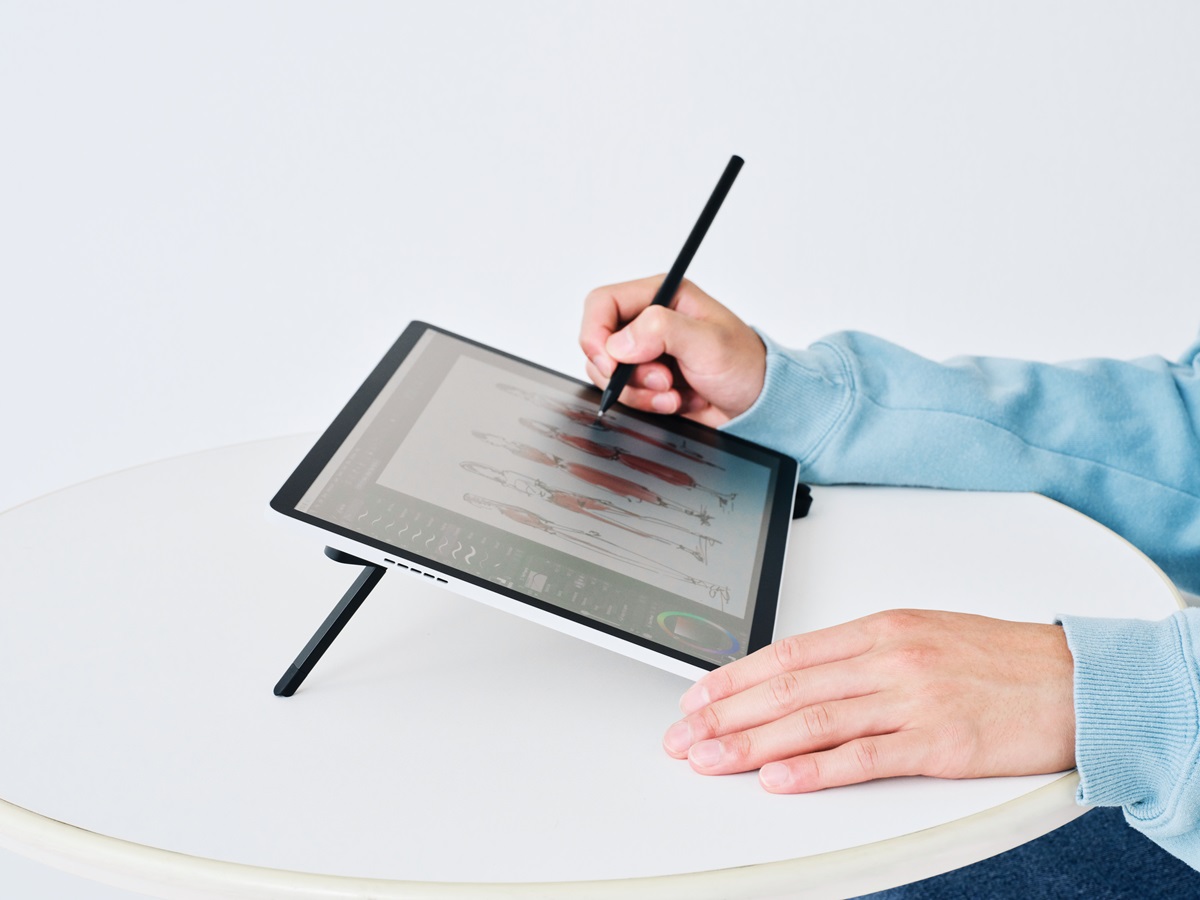 Wacom MovinkPad Pro 14 - Thiết bị All-in-one sáng tạo di động thực thụ 2 Wacom MovinkPad Pro 14 - Thiết bị All-in-one sáng tạo di động thực thụ - MovinkPad Pro 14 inuse stand1