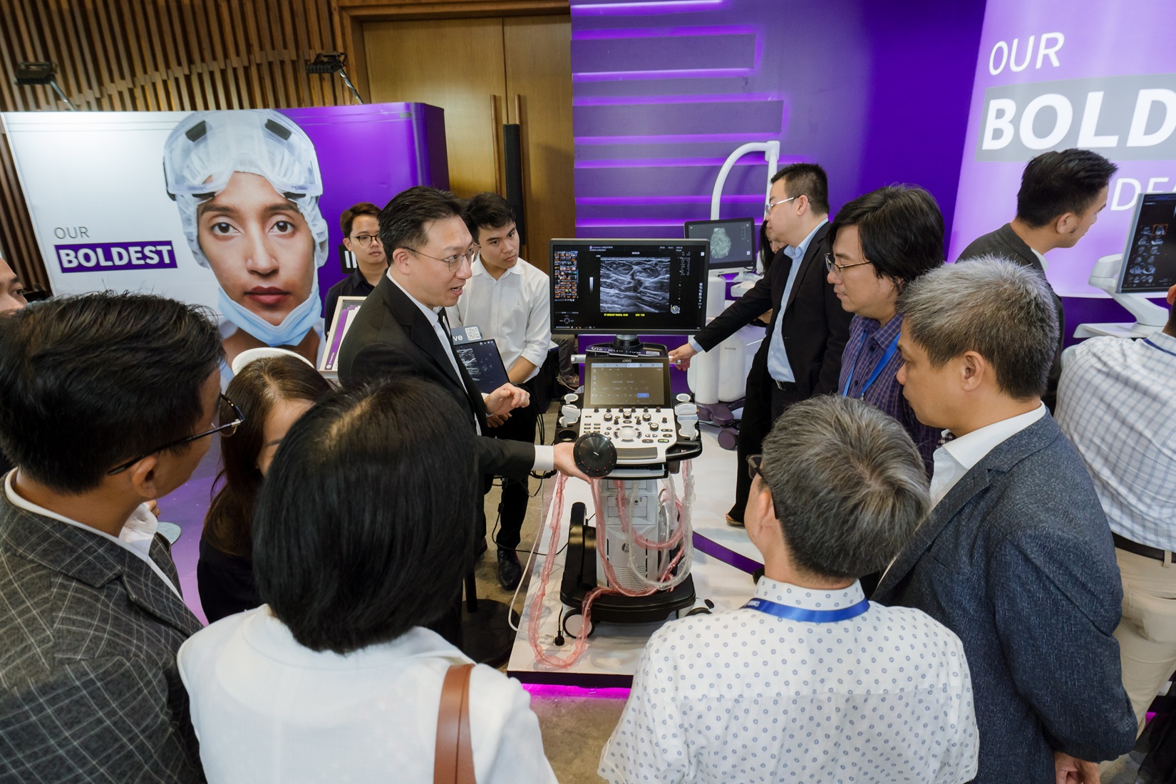 VSRNM 2026, GE HealthCare định hình tương lai chẩn đoán hình ảnh chính xác 2 VSRNM 2026, GE HealthCare định hình tương lai chẩn đoán hình ảnh chính xác - 3. Cac chuyen gia y te tim hieu va trai nghiem cong nghe chan doan hinh anh tien tien cua GE HealthCare
